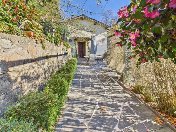 Affascinante casa unifamiliare di 1.5 immersa nel verde ad Aranno 1