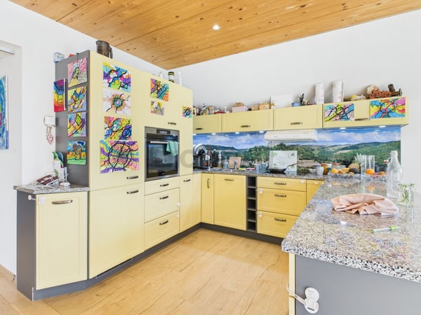 Grosszügige 1.5-Zimmer-Maisonette mit Balkon und hochwertigem Ausbaustandard in Tann 2