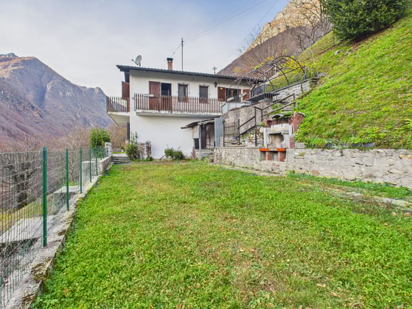 Casa bifamiliare con due appartamenti e vista incantevole a Lavertezzo, TI 1