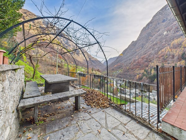 Casa bifamiliare con due appartamenti e vista incantevole a Lavertezzo, TI 12