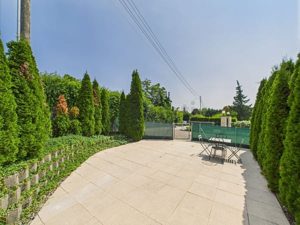 Appartement meublé avec terrasse à 2 pas de lONU  calme, confort & services inclus 11