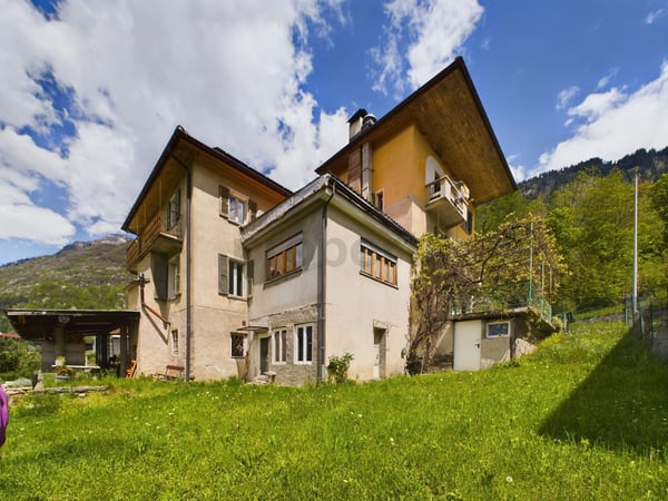 Pittoresca casa plurifamiliare con terreno nel cuore della Val di Blenio / Malvenfarbiges Mehrfamilienhaus mit Grundstück im Herzen des Bleniotals 1