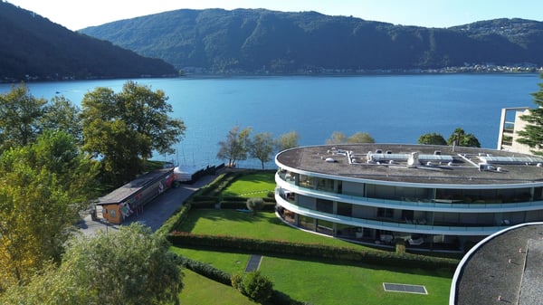 Appartamento 1.5  in bellissima posizione sul lago, PT con grande giardino / 1.5 Zimmer Wohnung in schöner Seelage, EG mit grossem Garten 1