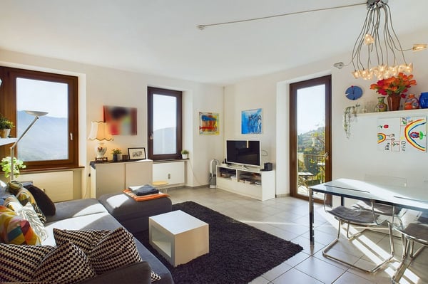 Prestigiosa proprietà con tre appartamenti indipendenti e grande giardino  Carona 5