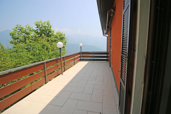 Prestigiosa proprietà con tre appartamenti indipendenti e grande giardino  Carona 10