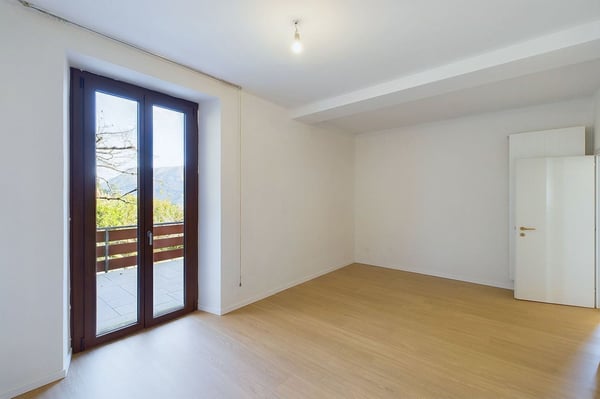 Prestigiosa proprietà con tre appartamenti indipendenti e grande giardino  Carona 9