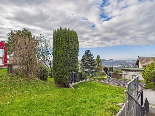 Casa indipendente con ottimo potenziale in zona tranquilla a Breggia 12