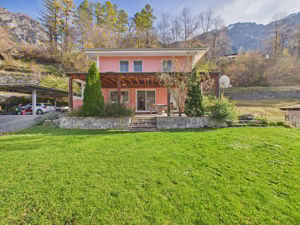 Affascinante villa a Blenio  design moderno e spazi generosi in un contesto pittoresco 1