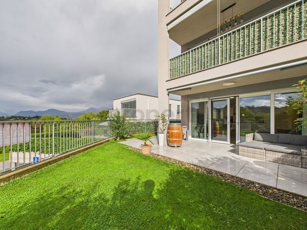 Eleganza moderna con giardino privato a Pazzallo 12