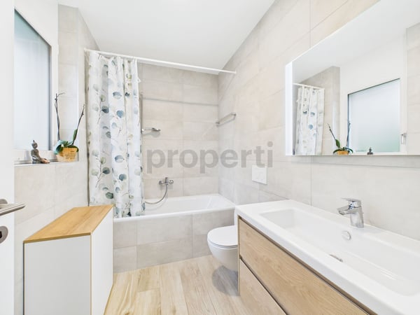 Eleganza moderna con giardino privato a Pazzallo 9