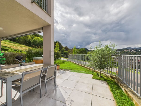 Eleganza moderna con giardino privato a Pazzallo 11