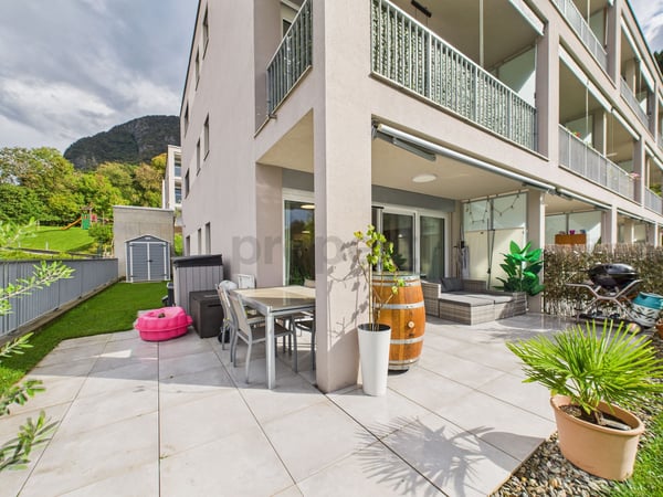 Eleganza moderna con giardino privato a Pazzallo 10