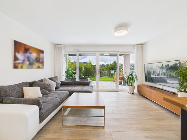 Eleganza moderna con giardino privato a Pazzallo 1