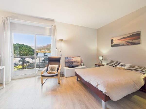 Elegante monolocale ristrutturato con vista lago a Paradiso 1