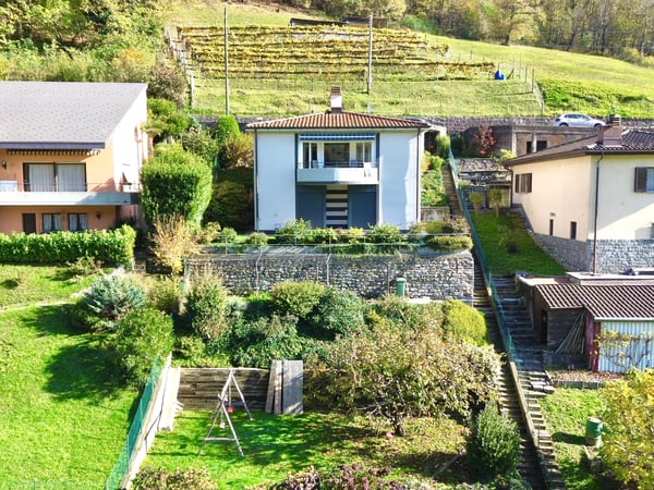 Affascinante casa unifamiliare da 1.5 locali con terreno edificabile . 10
