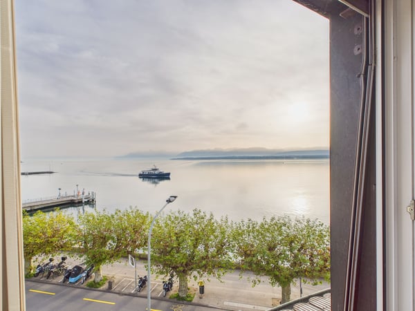 Duplex lumineux et rénové avec vue sur le lac dans la région de Nyon 9