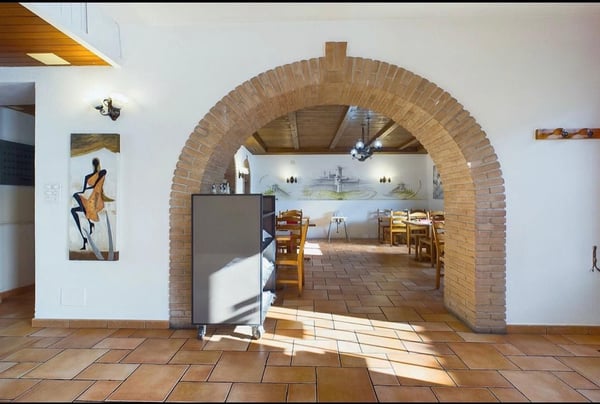 Charmantes Wohn- und Geschäftshaus mit Potenzial in Sanmentina // Un gioiello unico a Bellinzona: casa duplex con grotta storica, appartamento moderno e ampio potenziale 4