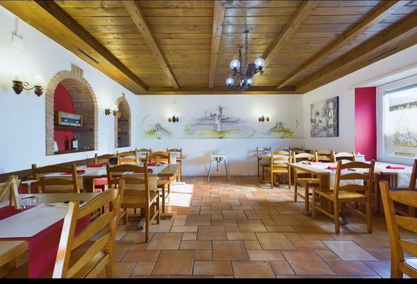 Charmantes Wohn- und Geschäftshaus mit Potenzial in Sanmentina // Un gioiello unico a Bellinzona: casa duplex con grotta storica, appartamento moderno e ampio potenziale 1