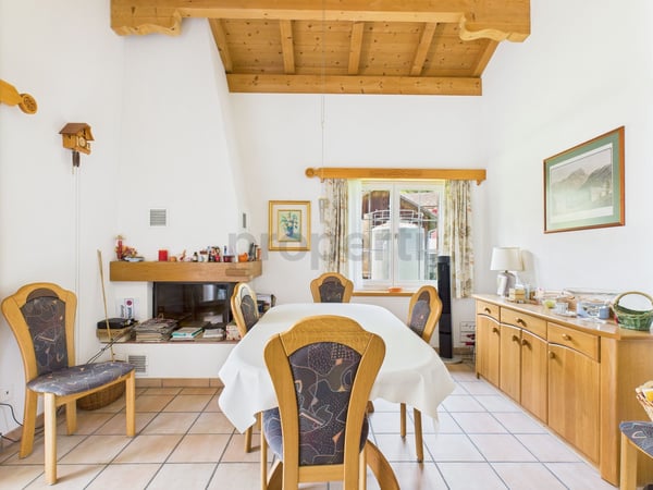 Willkommen in Valens! Zu verkaufen stilvolle 1.5 Zimmer Wohnung mit schönem Bergblick 2