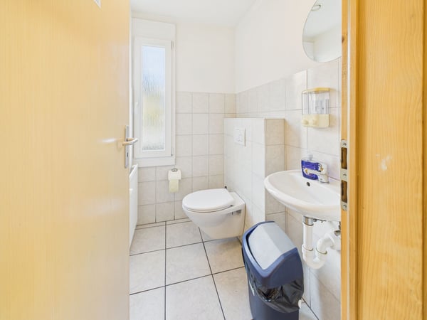 Zweifamilienhaus mit 1.5-Zimmer-Wohnung und Gewerbefläche (Kebab-Laden) im Erdgeschoss 11