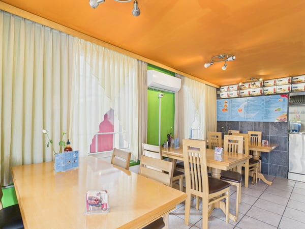 Zweifamilienhaus mit 1.5-Zimmer-Wohnung und Gewerbefläche (Kebab-Laden) im Erdgeschoss 10