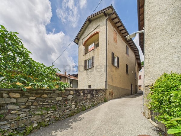 Casa 4 locali dal fascino autentico nel borgo storico di Novaggio con vista panoramica e vista lago 1