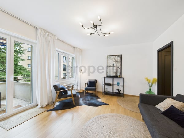 Appartement meublé 2.5 au calme dans un parc sécurisé avec place de parc couverte inclue. 2