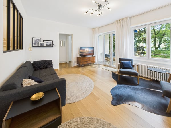 Appartement meublé 2.5 au calme dans un parc sécurisé avec place de parc couverte inclue. 1