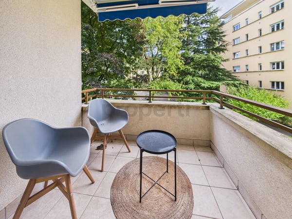 Appartement meublé 2.5 au calme dans un parc sécurisé avec place de parc couverte inclue. 11