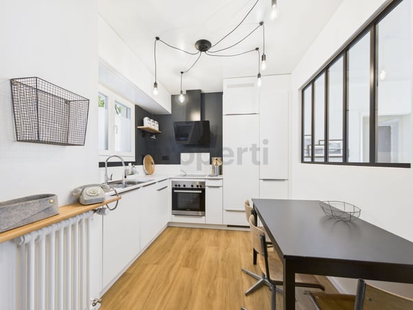Appartement meublé 2.5 au calme dans un parc sécurisé avec place de parc couverte inclue. 6