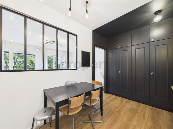 Appartement meublé 2.5 au calme dans un parc sécurisé avec place de parc couverte inclue. 9