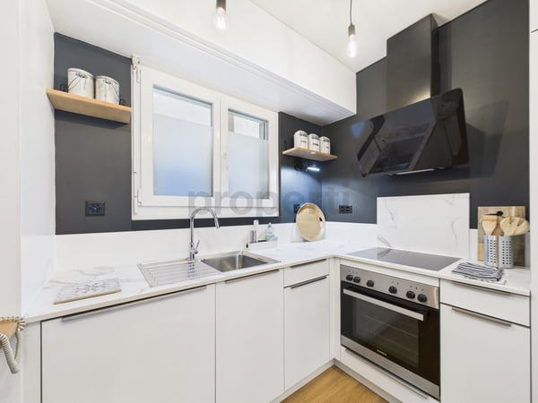 Appartement meublé 2.5 au calme dans un parc sécurisé avec place de parc couverte inclue. 4