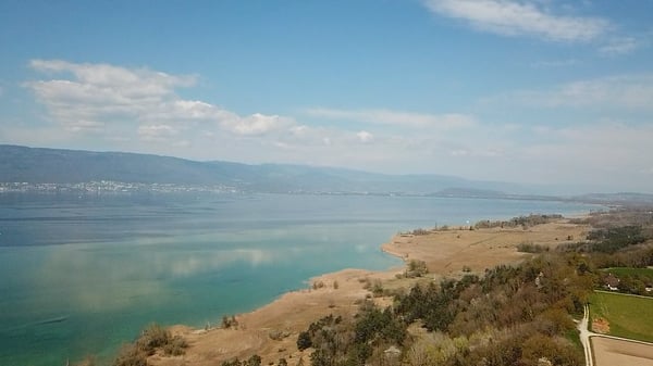 Einmalige Gelegenheit: Baugrundstück mit Seesicht in Vully-les-Lacs 9