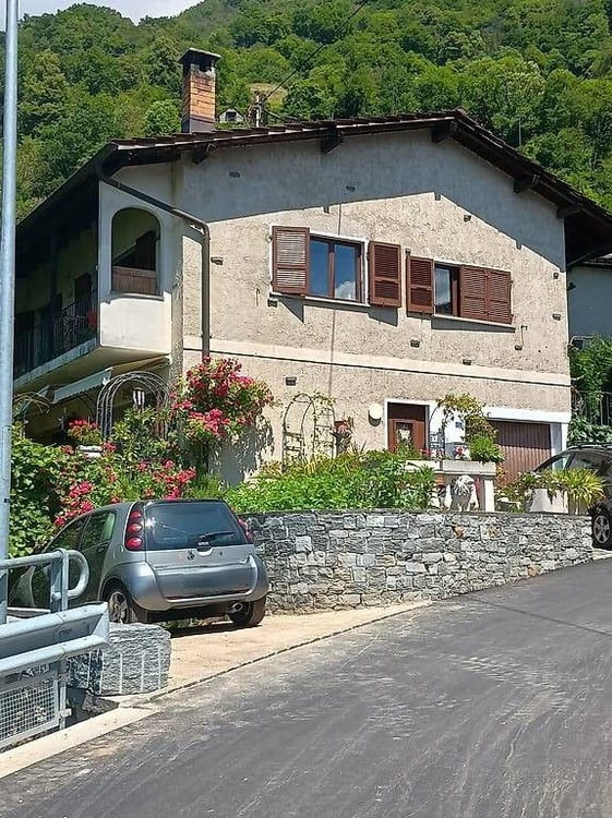 Casa bifamiliare con vista panoramica in zona residenziale di Cugnasco 1