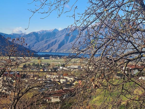 Casa bifamiliare con vista panoramica in zona residenziale di Cugnasco 2