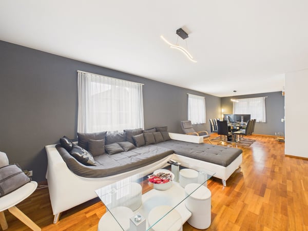 Helle 6.5-Zimmer-Wohnung mit 2 Balkonen in Bachenbülach 2