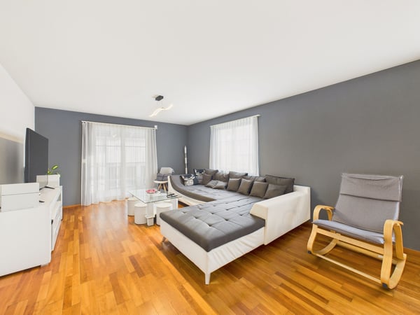 Helle 6.5-Zimmer-Wohnung mit 2 Balkonen in Bachenbülach 1