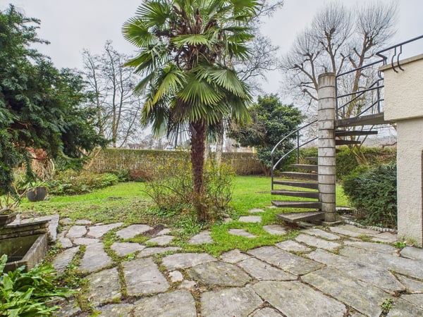 Charmantes 7.5-Zimmer Reihenhaus mit Garten in Nidau 8