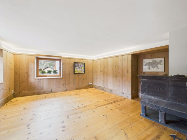 Charmantes 7.5-Zimmer Einfamilienhaus mit Balkon in Tumegl/Tomils 2