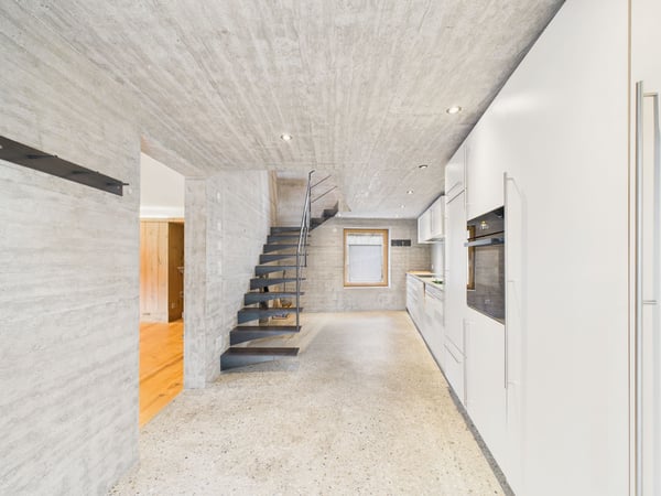 Charmantes 7.5-Zimmer Einfamilienhaus mit Balkon in Tumegl/Tomils 5