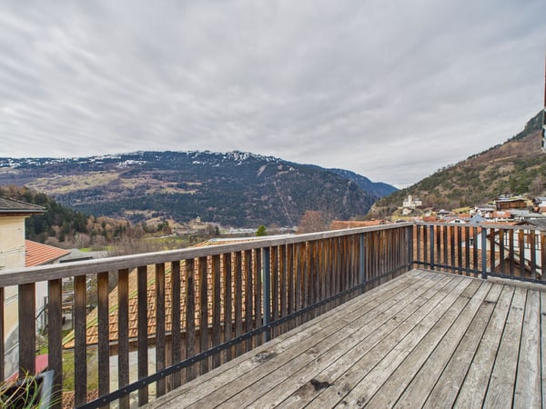 Charmantes 7.5-Zimmer Einfamilienhaus mit Balkon in Tumegl/Tomils 1