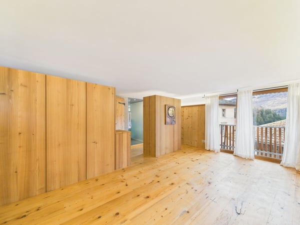 Charmantes 7.5-Zimmer Einfamilienhaus mit Balkon in Tumegl/Tomils 6