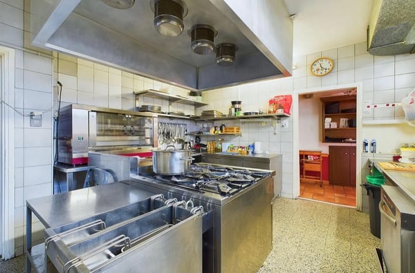 Charmantes Wohn- und Geschäftshaus mit Potenzial in Sanmentina // Un gioiello unico a Bellinzona: casa duplex con grotta storica, appartamento moderno e ampio potenziale 6