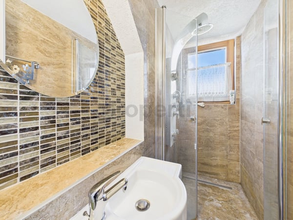 Grosszügige 7.5-Zimmer-Maisonette mit Balkon und hochwertigem Ausbaustandard in Tann 7