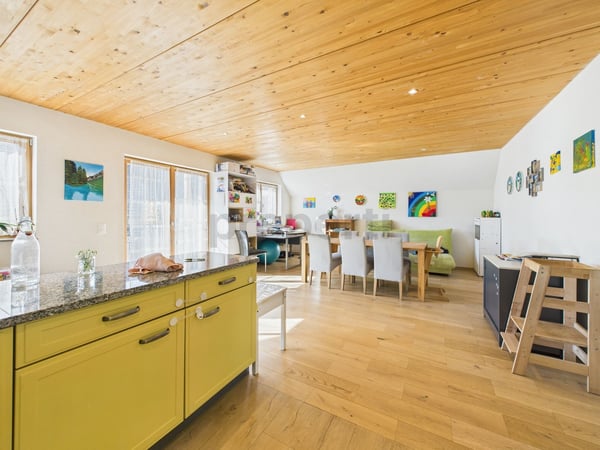 Grosszügige 7.5-Zimmer-Maisonette mit Balkon und hochwertigem Ausbaustandard in Tann 1