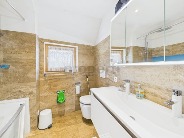 Grosszügige 7.5-Zimmer-Maisonette mit Balkon und hochwertigem Ausbaustandard in Tann 9