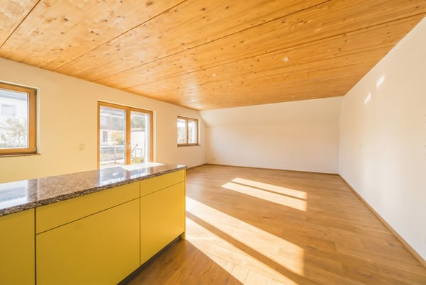 Grosszügige 4.5-Zimmer-Maisonette mit Balkon und hochwertigem Ausbaustandard in Tann 2