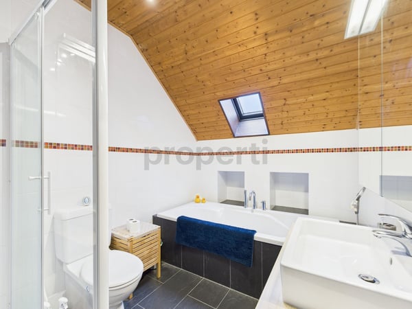 Grande maison individuelle avec appartement indépendant, jardin et vue dégagée 7