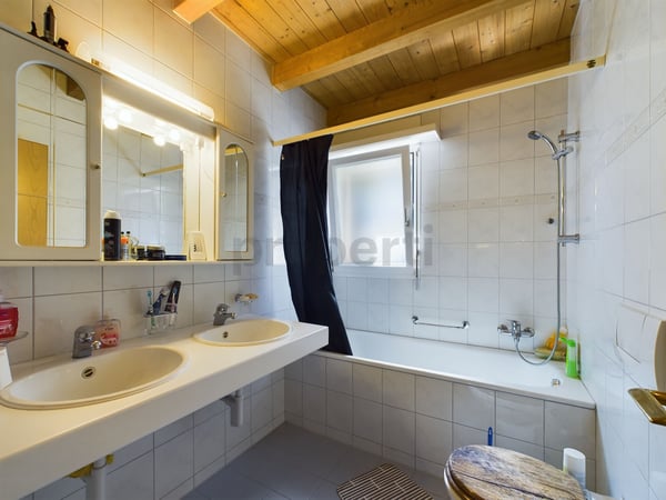 Grosszügige 5.5-Zimmer-Dachwohnung in Mels 8