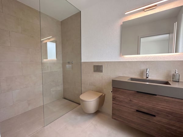 Exklusives 5.5-Zimmer-Neubau-Doppeleinfamilienhaus mit zwei Einstellplätzen 4
